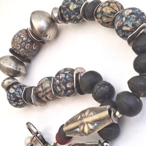 Collar de cuentas de vidrio de Java, Indonesia, con réplicas de cuentas con rostros islámicos, plata tuareg y adornos afganos.