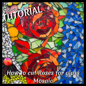 Puede incluir: Primer plano de una obra de arte de mosaico de vidrio con rosas rojas y hojas verdes. El mosaico está hecho de pequeños azulejos de vidrio de colores. El texto "Video TUTORIAL How to cut Roses for glass Mosaic" está en la parte inferior de la imagen.