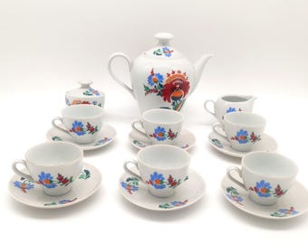 17-Piece Hand-Painted Colditz GDR Tea and Coffee Set from the 1960s, Vintage Floral Design Porcelain Collection for Elegant Gatherings