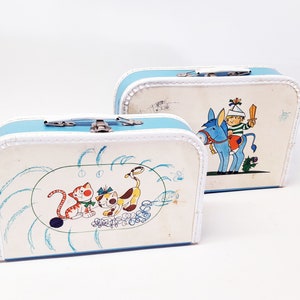 Figure bleue rétro de conte de fées d’enfants hongrois avec des sacs d’école, décoration de jardin d’enfants, sac de lancement d’école, sac d’étudiant, sac de figure de chat
