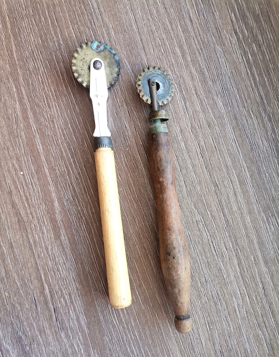 2 Piece Vintage Dough Cutter Set, Rusty Dough Cutter, Dough Crimping Dough  Disc With Wooden Handle, Vintage Pie Cutter, Kitchen Tool -  Norway