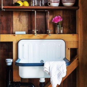 Wall-Mounted White Enamel Sink, Vintage Industrial Style Washbasin for Kitchen or Bathroom, Retro Farmhouse Sink with Durable Enamel Finish
