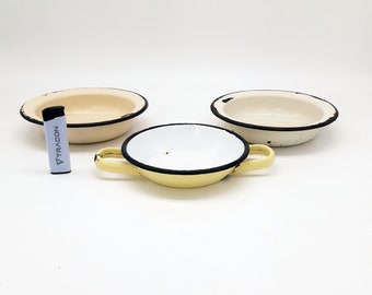 Ensemble de 3 mini bols vintage en émail, jaune et crème, plats décoratifs avec anse, décoration d'intérieur polyvalente et accents floraux