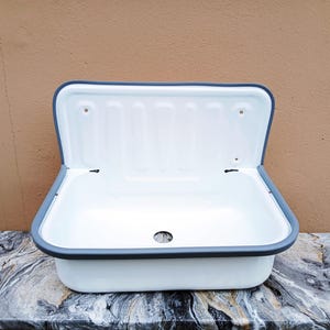 Vintage Industrial Style Washbasin for Kitchen or Bathroom, Wall-Mounted White Enamel Sink, Retro Farmhouse Sink with Durable Enamel Finish