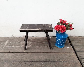 Tabouret de traite en bois de ferme primitif rustique hongrois antique fait à la main, banc en bois, petit vieux tabouret, tabouret en bois pour les enfants