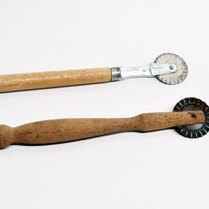 Vintage Rusty Pastry Dough Cutter with Wooden Handle, Pastry Crimper Pastry Wheel, Vintage pie cutter, Kitchen tool, Gift for wife
