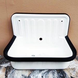 Retro Farmhouse Sink with Durable Enamel Finish, Wall-Mounted White Enamel Sink, Vintage Industrial Style Washbasin for Kitchen or Bathroom