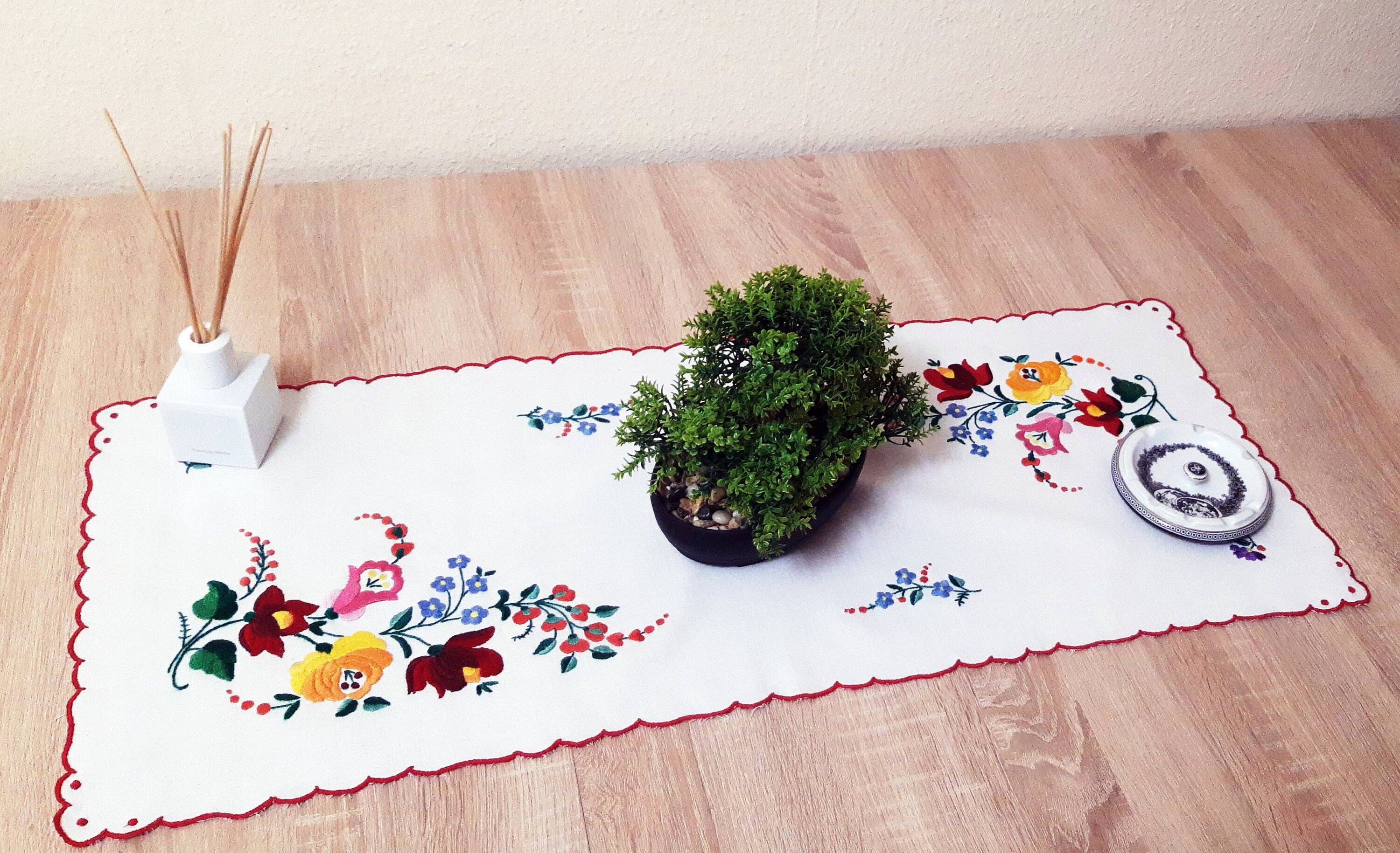 カロチャ ハンガリーの手刺繍の花柄のカスタムテーブルクロス テーブル