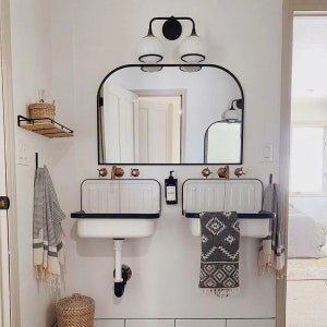 Lavabo de pared esmaltado con borde negro, lavabo vintage de estilo rústico húngaro para baño o jardín.