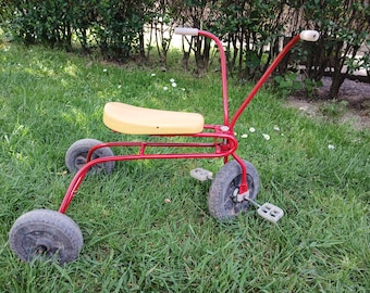 Triciclo infantil vintage, totalmente restaurado, triciclo vermelho com pedal dos anos 1970 e assento amarelo, brinquedo retrô para crianças pequenas e pré-escolares, ideia de presente