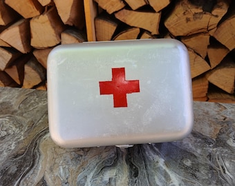 ハンガリーの救急箱 ビンテージ医療救急用品 アルミブリキ箱