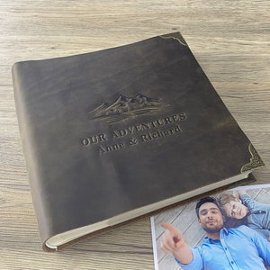 Gepersonaliseerde leren fotoalbum Aangepast plakboek voor foto's van 4 x 6 5 x 7, ons avonturenboek met bergstempel, reisalbum wereldkaart