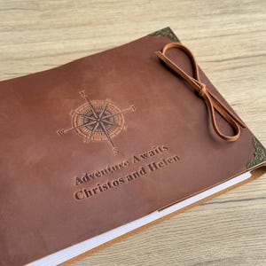 Album fotografico personalizzato, album fatto a mano con bussola, montagne e timbro della mappa del mondo, il nostro libro delle avventure, regalo per lui e per lei