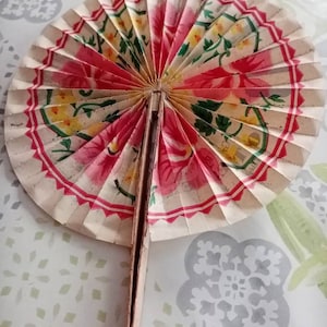 Ventaglio di carta, ventaglio floreale francese d'epoca, ventaglio pubblicitario, fiori, ventaglio di carta francese, ventaglio da donna d'epoca, Francia