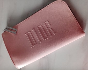 DIOR weiche rosa Kunstleder Halbmond Schminktasche mit großem D-Reißverschluss und waschbarer Einlage