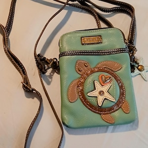 Funda para celular Chala con diseño de tortuga marina, monedero pequeño vegano