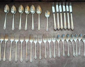 William Rogers Oneida Plantation 32 piece silverware knives forks spoons