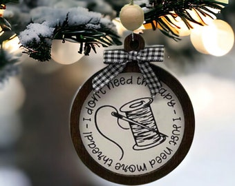 Ik heb geen therapie nodig, ik heb alleen meer draadornament nodig | Naaiornament | cadeau | vakantieornament | knutselkamerdecoratie