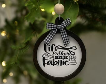 Het leven is kort, koop het stoffen ornament | Naaiornament | cadeau | vakantieornament | knutselkamerdecoratie