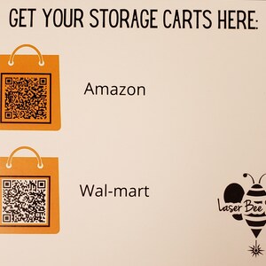 以下が含まれることがあります： 白い看板に黒い文字で「GET YOUR STORAGE CARTS HERE:」と書かれている。オレンジ色のショッピングバッグが2つあり、QRコードが印刷されている。バッグの下には「Amazon」と「Wal-mart」の文字が書かれている。右下には、黒と白の蜂のロゴと「Laser Bee Studio」の文字が書かれている。