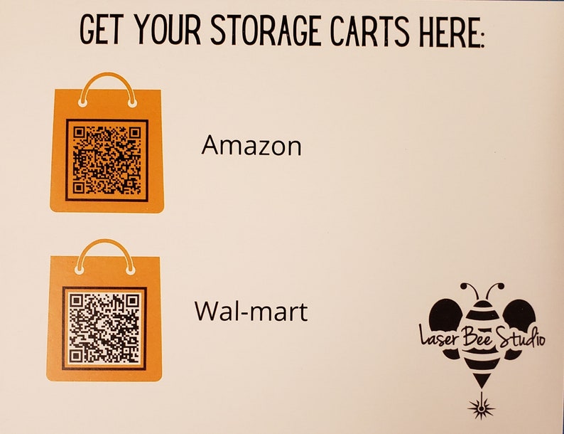 以下が含まれることがあります： 白い看板に黒い文字で「GET YOUR STORAGE CARTS HERE:」と書かれている。オレンジ色のショッピングバッグが2つあり、QRコードが印刷されている。バッグの下には「Amazon」と「Wal-mart」の文字が書かれている。右下には、黒と白の蜂のロゴと「Laser Bee Studio」の文字が書かれている。