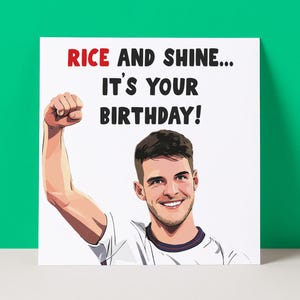 Pu&ograve; includere: Un biglietto d'auguri quadrato con sfondo bianco che presenta un'illustrazione a cartone animato di una persona sorridente con capelli castani corti e una camicia bianca. La persona ha un braccio alzato a pugno. Il testo recita RICE AND SHINE... IT'S YOUR BIRTHDAY!