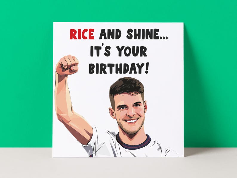 Pu&ograve; includere: Un biglietto d'auguri quadrato con sfondo bianco che presenta un'illustrazione a cartone animato di una persona sorridente con capelli castani corti e una camicia bianca. La persona ha un braccio alzato a pugno. Il testo recita RICE AND SHINE... IT'S YOUR BIRTHDAY!