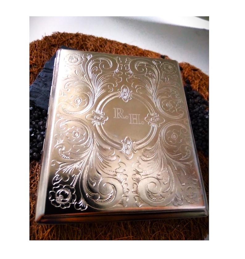 Metal cigarette case with engraving image 1