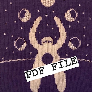 Pode incluir: Padrão de tricô com uma figura estilizada com os braços levantados segurando luas em um fundo roxo escuro com estrelas brancas. O texto "PDF FILE" está impresso na parte inferior da imagem.