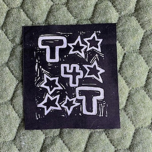 Czarna naszywka T4T Pride Lino Cut