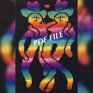 Op de afbeelding: Gebreid patroon met twee figuren die regenboogkleurige cowboyhoeden en outfits dragen, hand in hand dansen. De achtergrond is zwart.