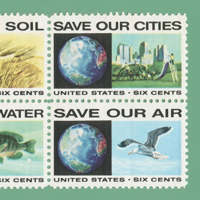 Puede incluir: Cuatro sellos postales antiguos con el texto "SOIL SAVE OUR CITIES", "WATER SAVE OUR AIR" y "SIX CENTS UNITED STATES SIX CENTS" repetido en cada sello. Los sellos muestran im&aacute;genes de un campo de trigo, un globo terr&aacute;queo, un parque de la ciudad y una gaviota.