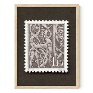Puede incluir: Sello postal noruego vintage enmarcado, con una intrincada ilustración en blanco y negro de una criatura parecida a un ciervo y patrones abstractos. El sello está sobre un fondo oscuro dentro de un marco de madera clara. El sello dice "NORGE" y "115".
