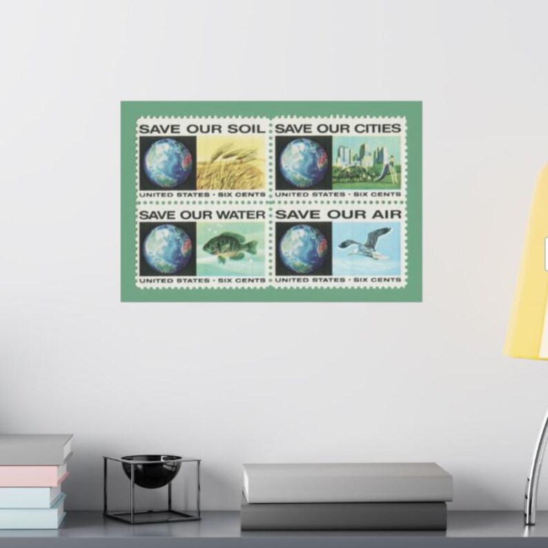 Puede incluir: Cuatro sellos postales vintage con fondo verde. Cada sello presenta un globo terr&aacute;queo con un tema ambiental diferente: Salvar nuestro suelo, Salvar nuestras ciudades, Salvar nuestro agua y Salvar nuestro aire. Cada sello tiene el texto "United States - Six Cents".