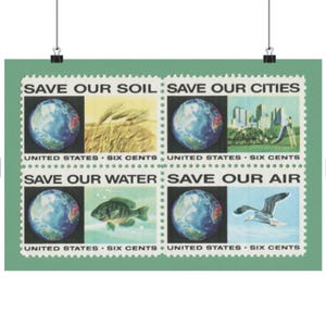Puede incluir: Cuatro sellos postales antiguos con fondo verde. Cada sello presenta un globo terr&aacute;queo y un tema ambiental diferente: Salvar nuestro suelo, Salvar nuestras ciudades, Salvar nuestro agua y Salvar nuestro aire. Cada sello dice "United States Six Cents".