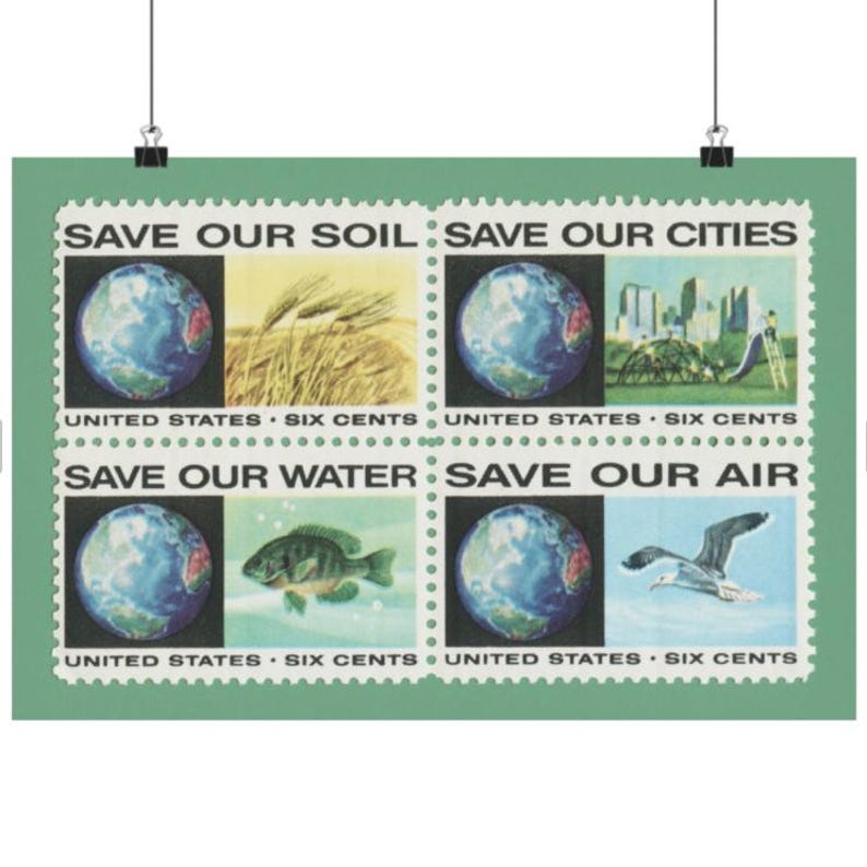 Puede incluir: Cuatro sellos postales antiguos con fondo verde. Cada sello presenta un globo terr&aacute;queo y un tema ambiental diferente: Salvar nuestro suelo, Salvar nuestras ciudades, Salvar nuestro agua y Salvar nuestro aire. Cada sello dice "United States Six Cents".