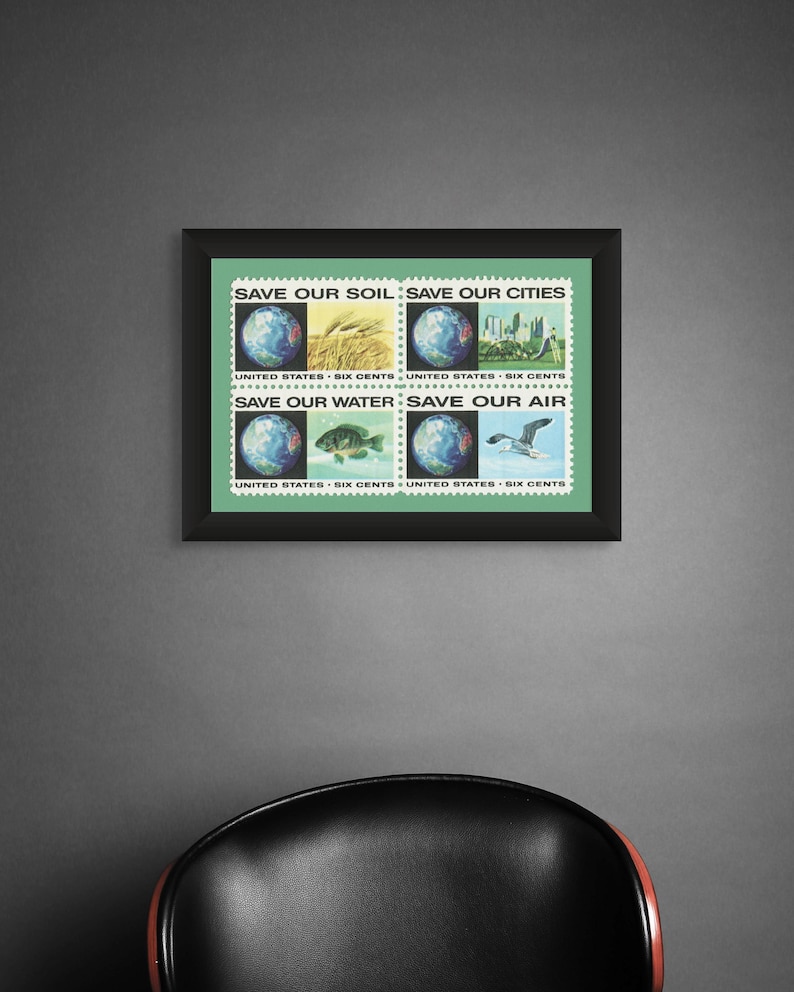 Puede incluir: Un p&oacute;ster vintage enmarcado con cuatro sellos que representan un globo terr&aacute;queo, trigo, un horizonte urbano, un pez y un p&aacute;jaro. Los sellos son verdes y azules con el texto "Save Our Soil Save Our Cities", "Save Our Water Save Our Air", "United States Six Cents" repetido en cada sello.
