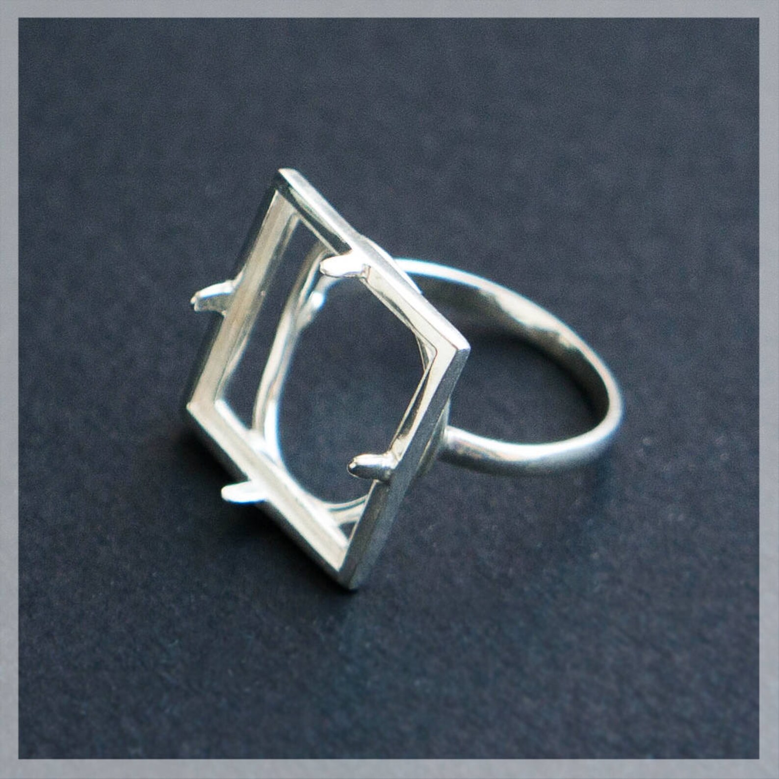 Основа под кабошон серебро 925. Под каст. Серебряное кольцо ромб. Основа для перстня. Основа для перстня.