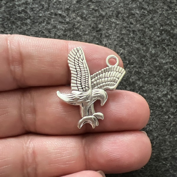 Hawk Eagle charms, Landing Eagle charm, Flying Eagle pendant, Eagle Charm, Hawk Charm, Antique Silver Alloy Hawk eagle hunting charm 29*24mm