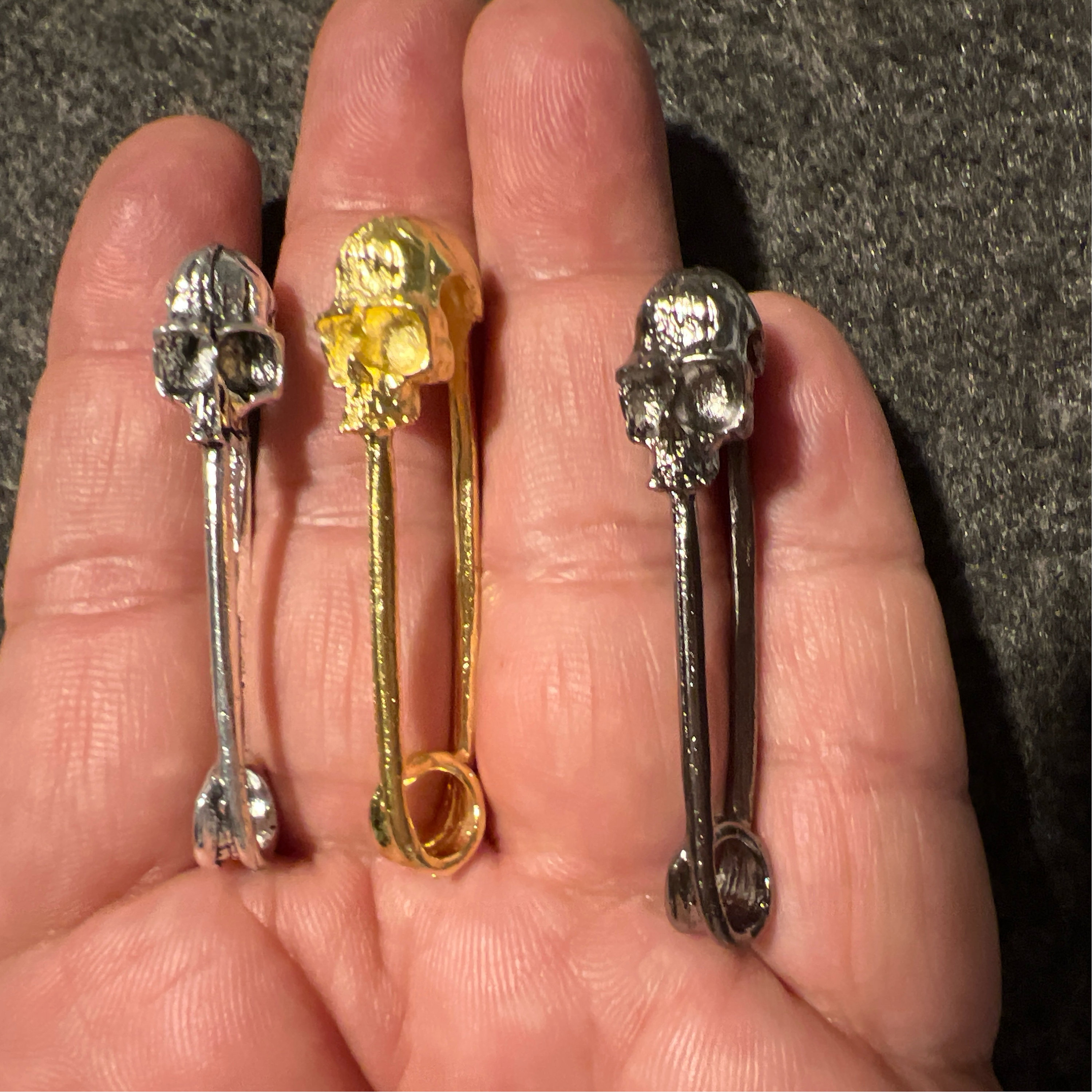 3D Skull Safety Pin Shaped Charm: Zinc Alloy Skeleton Pin