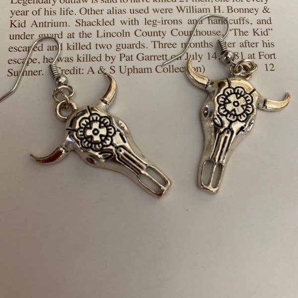 Pendiente de calavera de vaca de plata, pendiente de toro de cuernos largos, pendiente de calavera de vaca de bronce, pendientes de toro boho, calavera de toro con cuernos, pendientes de cabeza de toro