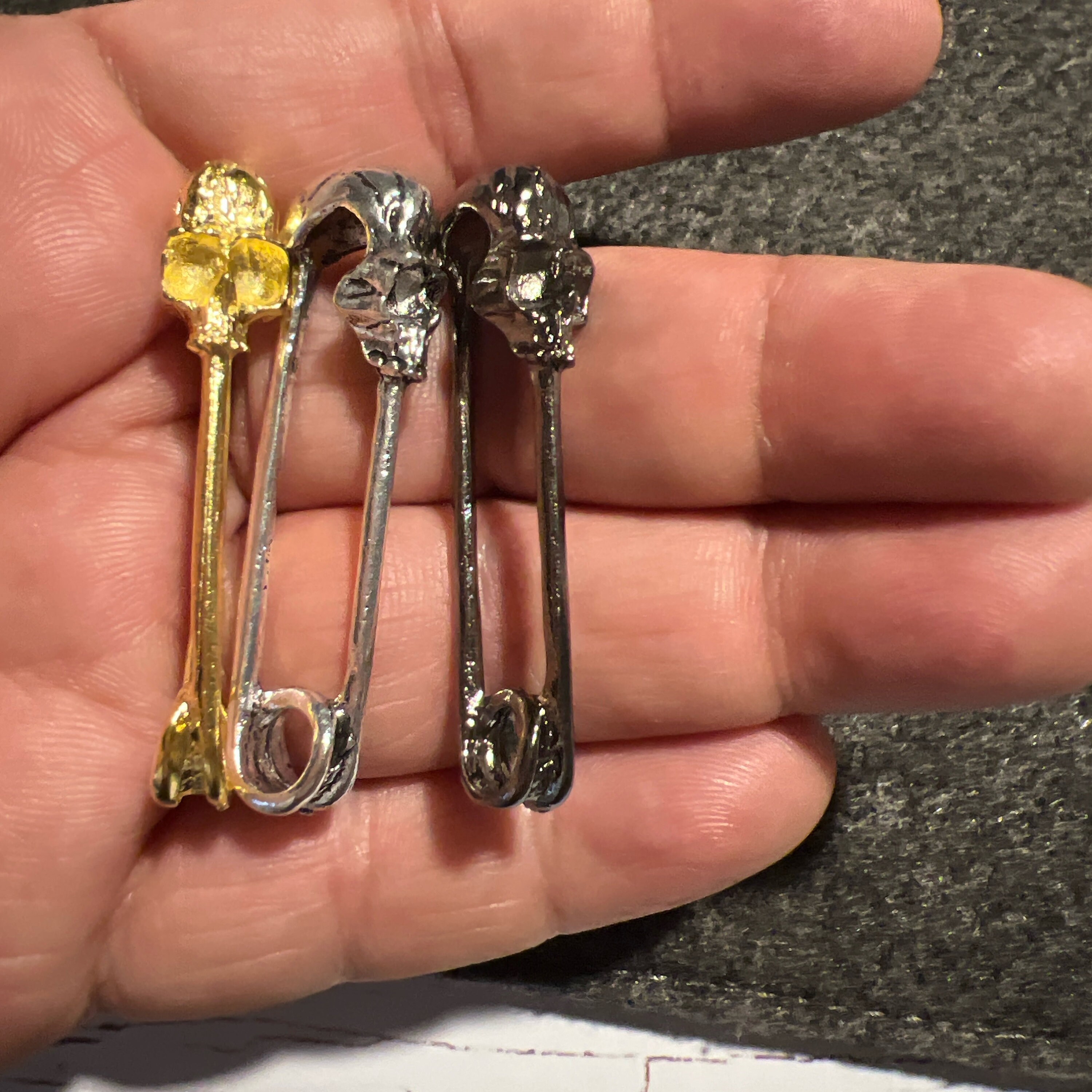 3D Skull Safety Pin Shaped Charm: Zinc Alloy Skeleton Pin