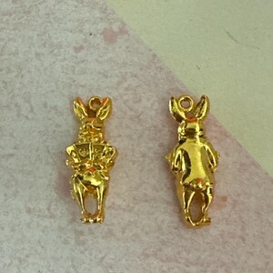 Breloques 3D lapin, breloque lapin, breloque lapin doré, breloque lapin debout, breloque de Pâques, lapin tenant des cartes à jouer 22 x 9 mm
