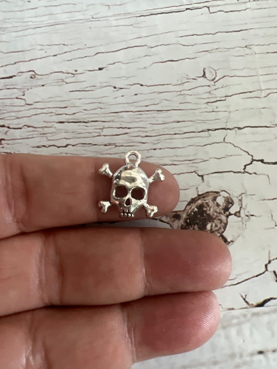 Silver Skull & Crossbones Charms: 2D Halloween Spooky Charms (18x18mm)
