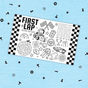 以下が含まれることがあります： レーシングをテーマにした白黒のアクティビティシート。シートには「FIRST LAP AROUND THE TRACK」というテキストと、レーシングカー、旗、ワードサーチのイラストが描かれています。ボーダーはチェッカーフラッグのデザインです。