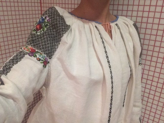 Romanian Handmade Blouse // White, Black, Floral P