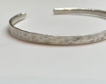 Men's chunky 925 silver hammered cuff / open bangle