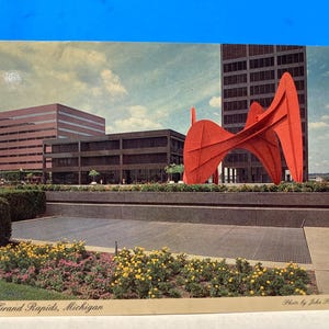 Cartão postal de Grand Rapids com escultura de Calder