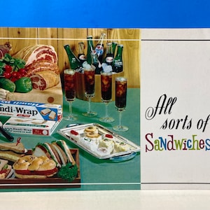 Puede incluir: Una portada de libro de cocina vintage con una ilustración colorida de sándwiches, carnes y refrescos. El texto de la portada dice "All sorts of Sandwiches".