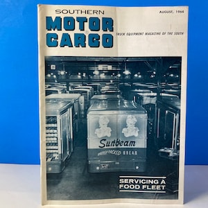 Op de afbeelding: Een zwart-witfoto van een tijdschriftcover voor Southern Motor Cargo, een tijdschrift voor vrachtwagenapparatuur. De cover toont een foto van een vloot van bestelwagens in een magazijn. De vrachtwagens zijn allemaal wit en hebben de tekst "Sunbeam Energy Packed Bread" aan de zijkant. De tijdschriftcover heeft ook de tekst "Servicing a Food Fleet".